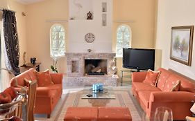 Domelia'S Luxury Apartments Near Airport & Beach